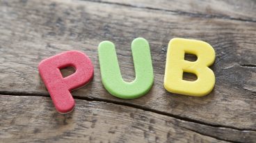 mot pub publicité en lettres de couleurs